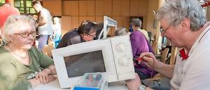 Im Repair Café finden Besitzer kaputter Gebrauchsgegenstände fachkundige Reparaturhilfe. 