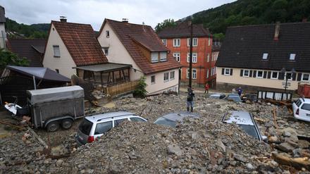 Autos in Braunsbach sind unter einer Schutthalde begraben. 