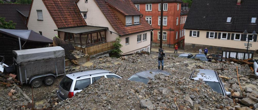 Autos in Braunsbach sind unter einer Schutthalde begraben. 