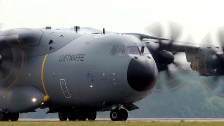 Ein Airbus A400M der Luftwaffe der Bundeswehr landete am Dienstag auf der Internationalen Luft- und Raumfahrtausstellung (ILA) in Schönefeld.