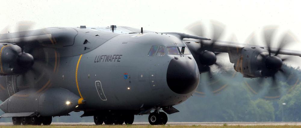 Ein Airbus A400M der Luftwaffe der Bundeswehr landete am Dienstag auf der Internationalen Luft- und Raumfahrtausstellung (ILA) in Schönefeld.