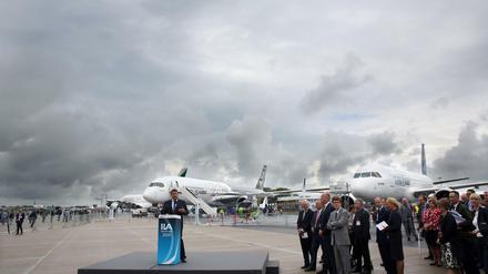 Bundeswirtschaftsminister Sigmar Gabriel (SPD) spricht am Mittwoch unter grauem Wolkenhimmel während der Eröffnung der Internationalen Luft- und Raumfahrtausstellung (ILA) in Schönefeld. Die Luftfahrtschau auf dem Südgelände des Flughafens Berlin-Schönefeld ist am Freitag und Samstag für das Publikum geöffnet. 