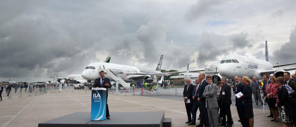 Bundeswirtschaftsminister Sigmar Gabriel (SPD) spricht am Mittwoch unter grauem Wolkenhimmel während der Eröffnung der Internationalen Luft- und Raumfahrtausstellung (ILA) in Schönefeld. Die Luftfahrtschau auf dem Südgelände des Flughafens Berlin-Schönefeld ist am Freitag und Samstag für das Publikum geöffnet.