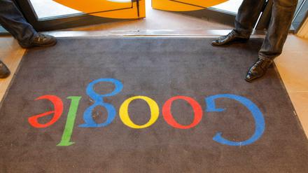 Der Eingang der Google-Bürogebäude in Frankreich. Wie die Zeitung "Le Parisien" berichtete, waren etwa 100 Beamte vor Ort. Hintergrund seien Untersuchungen wegen der Steuerpraktiken des US-Konzerns. A Google carpet is seen at the entrance of the new headquarters of Google France before its official inauguration in Paris, France December 6, 2011. REUTERS/Jacques Brinon/Pool/File Photo