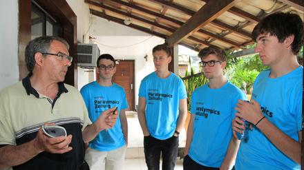 Tagesspiegel-Journalist Frank Bachner (l) im Gespräch mit Reportern der Paralympics Zeitung beim Workshop in Rio de Janeiro. 
