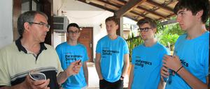 Tagesspiegel-Journalist Frank Bachner (l) im Gespräch mit Reportern der Paralympics Zeitung beim Workshop in Rio de Janeiro.