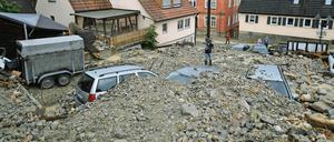 Autos sind am 30.05.2016 in Braunsbach (Baden-Württemberg) unter einer Schutthalde begraben. 