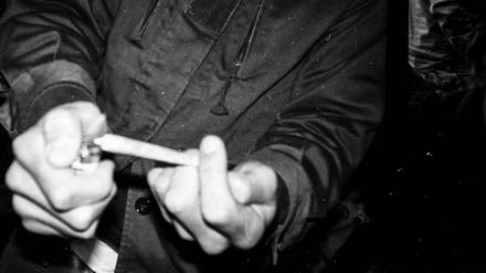 Es ist wahrscheinlicher, eine Cannabis-Abhängigkeit zu entwickeln, wenn man schon vor 18 zu kiffen beginnt. 