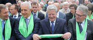 Es grünt so grün, v. l. n. r.: Christian Wulff, Bundespräsident a.D., Stanislaw Tillich, Ministerpräsident von Sachsen, Bundespräsident Joachim Gauck und Thomas Sternberg, Präsident des Zentralkomitees der deutschen Katholiken.