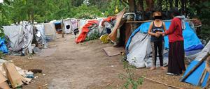 Tagsüber ist fast niemand im Camp. Mit diesen zwei Bewohnerinnen konnten wir wegen sprachlicher Hürden leider nicht reden.