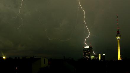 Gewitter über Berlin - sind auch am heutigen Montag wieder zu erwarten.