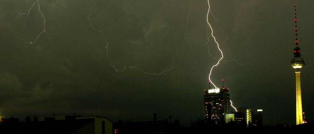 Gewitter über Berlin - sind auch am heutigen Montag wieder zu erwarten.