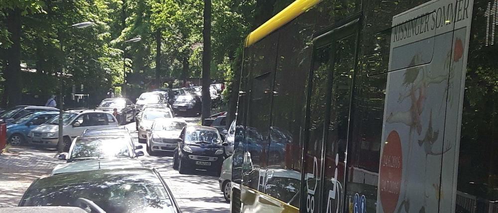 Nichts ging mehr hinter diesem Bus der Linie 114 für Dutzende Autofahrer wegen eines einzigen schlecht eingeparkten Autos