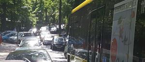 Nichts ging mehr hinter diesem Bus der Linie 114 für Dutzende Autofahrer wegen eines einzigen schlecht eingeparkten Autos