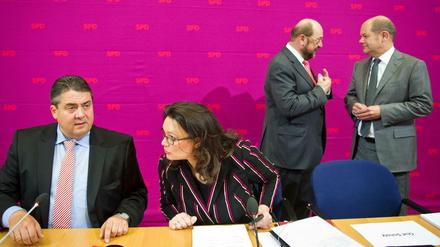 Einer muss es 2017 mit der Kanzlerin aufnehmen: Die SPD-Führungspolitiker Sigmar Gabriel, Andrea Nahles, Martin Schulz und Olaf Scholz (von links nach rechts) bei einer Gremiensitzung im Willy-Brandt-Haus.