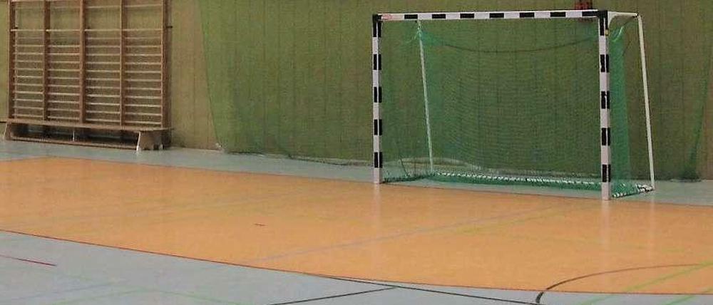 Blick in eine Spandauer Sporthalle, der Bezirk wehrt sich vehement gegen deren Umnutzung als Flüchtlingsquartier.