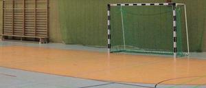 Blick in eine Spandauer Sporthalle, der Bezirk wehrt sich vehement gegen deren Umnutzung als Flüchtlingsquartier.
