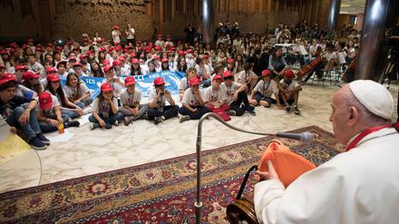 Papst Franziskus hält die Rettungsweste eines Flüchtlings in der Hand. Er traf sich mit Waisenkindern, deren Eltern ertrunken sind.