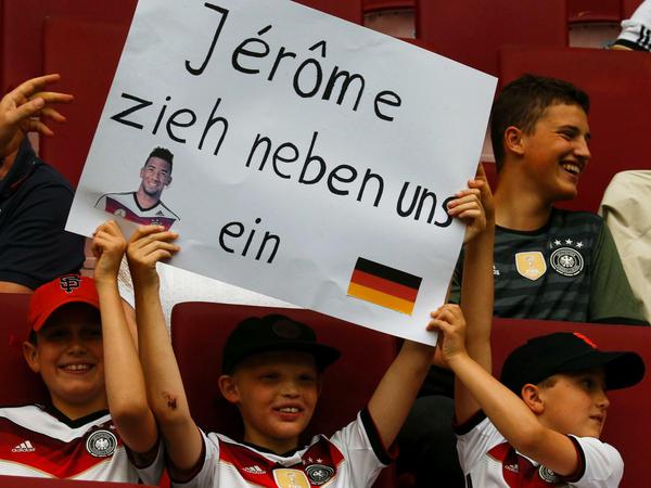 Solidarität beim Fußballspiel Deutschland-Slowakei.