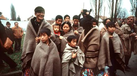 So wie diese Vietnamesen kam die Chinesin Mini aus Vietnam nach Deutschland. Das Foto zeigt Vietnam-Flüchtlinge nach ihrer Ankunft im Grenzdurchgangslager Friedland bei Göttingen im Dezember 1978. Der damalige Ministerpräsident Ernst Albrecht (CDU) hatten die Fernsehbilder der Flüchtlinge auf dem völlig überfüllten Frachter "Hai Hong" so berührt, dass er spontan Hilfe anbot. Am 3. Dezember 1978 landete das erste Transportflugzeug der Bundeswehr mit 163 Menschen, darunter 71 Kinder. Insgesamt fanden 1000 "Boat People" in Niedersachsen eine neue Heimat. 