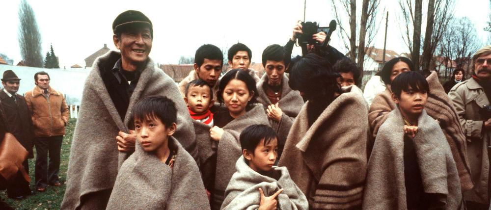 So wie diese Vietnamesen kam die Chinesin Mini aus Vietnam nach Deutschland. Das Foto zeigt Vietnam-Flüchtlinge nach ihrer Ankunft im Grenzdurchgangslager Friedland bei Göttingen im Dezember 1978. Der damalige Ministerpräsident Ernst Albrecht (CDU) hatten die Fernsehbilder der Flüchtlinge auf dem völlig überfüllten Frachter "Hai Hong" so berührt, dass er spontan Hilfe anbot. Am 3. Dezember 1978 landete das erste Transportflugzeug der Bundeswehr mit 163 Menschen, darunter 71 Kinder. Insgesamt fanden 1000 "Boat People" in Niedersachsen eine neue Heimat.