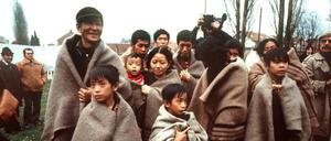 So wie diese Vietnamesen kam die Chinesin Mini aus Vietnam nach Deutschland. Das Foto zeigt Vietnam-Flüchtlinge nach ihrer Ankunft im Grenzdurchgangslager Friedland bei Göttingen im Dezember 1978. Der damalige Ministerpräsident Ernst Albrecht (CDU) hatten die Fernsehbilder der Flüchtlinge auf dem völlig überfüllten Frachter "Hai Hong" so berührt, dass er spontan Hilfe anbot. Am 3. Dezember 1978 landete das erste Transportflugzeug der Bundeswehr mit 163 Menschen, darunter 71 Kinder. Insgesamt fanden 1000 "Boat People" in Niedersachsen eine neue Heimat. 