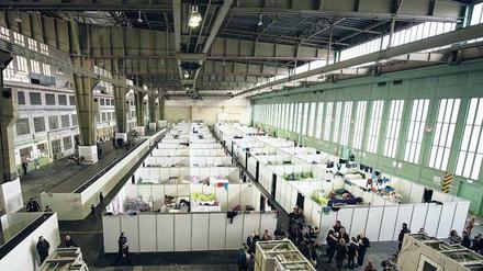 Transitbereich. Die Unterkunft war als Übergangslösung gedacht. Inzwischen richten sich die Flüchtlinge so gut ein, wie es eben geht.