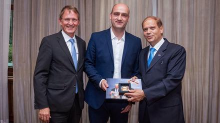 Ausgezeichnet. Israels Botschafter Yakov Hadas-Handelsman (r.) übergibt die Medaille stellvertretend an Tagesspiegel-Chefredakteur Stephan-Andreas Casdorff (l.) und Politikredakteur Christian Böhme.