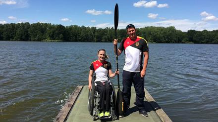 Trainer Arne Bandholz posiert zusammen mit Edina Müller im Trainingslager der Parakanuten in Kienbaum. 