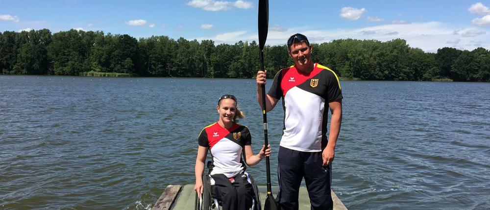Trainer Arne Bandholz posiert zusammen mit Edina Müller im Trainingslager der Parakanuten in Kienbaum. 
