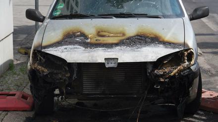 Ein durch ein Brandanschlag beschädigter Pkw.