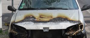 Ein durch ein Brandanschlag beschädigter Pkw.