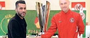 Hand-einig. Die Kapitäne von BFC Preussen, Rommel Abou-Chaker (l.), und Lichtenberg 47, Sebastian Reiniger, mit Pokal.
