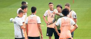 Ein Turnier, zwei Mannschaften. Löw stellt seine Spieler auf höchst unterschiedliche Gegner in der Gruppenphase und in der K.-o.-Runde ein.