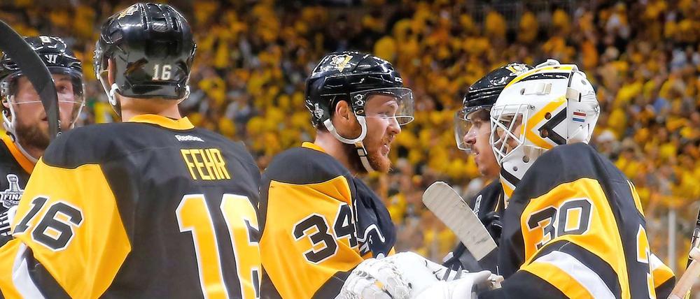 Das hat schon mal geklappt. Tom Kühnhackl (34) mit Pittsburghs Torwart Matt Murray.