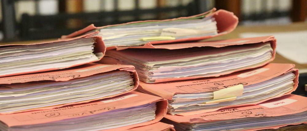 Akten im Gericht.