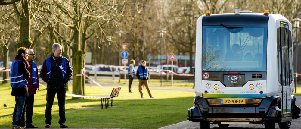 Fahrerlose Busse werden bereits auf den Straßen im niederländischen Wageningen eingesetzt. Auch in Berlin würden Bus-Unternehmer gerne solche Tests wagen.