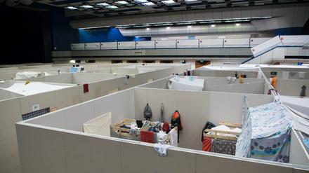 Keine Ideallösung: Im früheren Ballsaal des ehemaligen Internationalen Congress Centrum sind seit Dezember 2015 sind in den ehemaligen Veranstaltungssälen rund 600 Flüchtlinge untergebracht. 