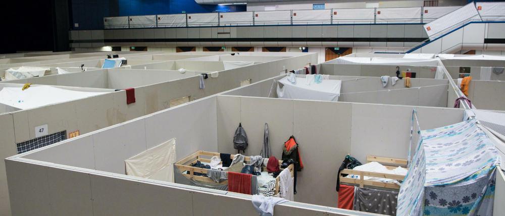 Keine Ideallösung: Im früheren Ballsaal des ehemaligen Internationalen Congress Centrum sind seit Dezember 2015 sind in den ehemaligen Veranstaltungssälen rund 600 Flüchtlinge untergebracht.