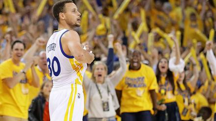 Ich bin der Größte! Stephen Curry hält Hof.