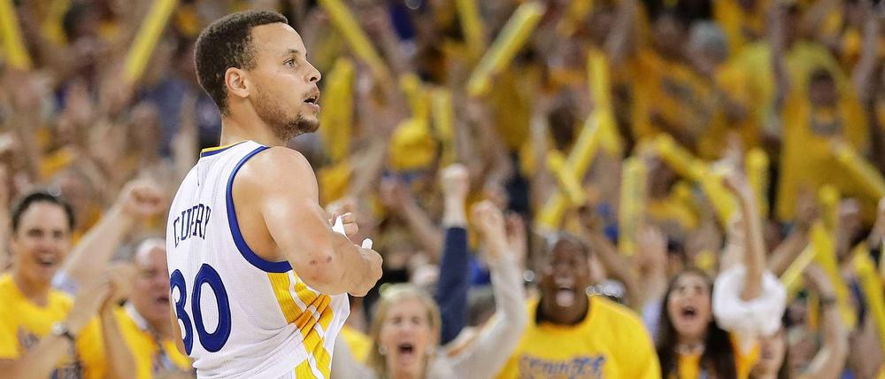 Ich bin der Größte! Stephen Curry hält Hof.