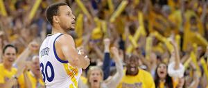 Ich bin der Größte! Stephen Curry hält Hof.