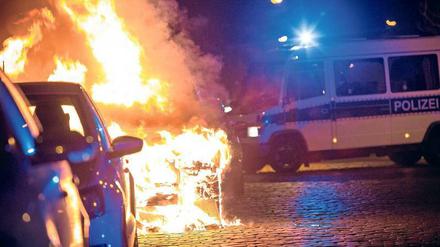 Lichterloh. Brandstiftungen gegen Autos hatten etwas nachgelassen, werden aber wieder zahlreicher. Bereits 150 gab es in diesem Jahr, darunter die acht Serientaten aus Oberschöneweide. 