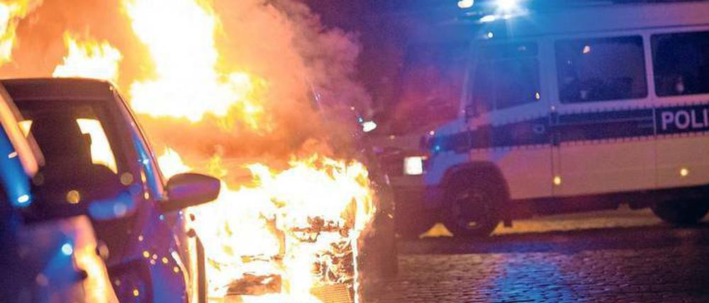 Lichterloh. Brandstiftungen gegen Autos hatten etwas nachgelassen, werden aber wieder zahlreicher. Bereits 150 gab es in diesem Jahr, darunter die acht Serientaten aus Oberschöneweide.