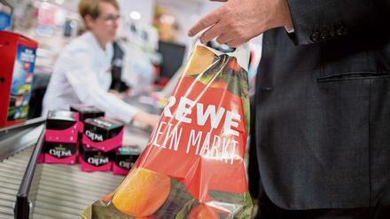 Die Deutschen verbrauchen jedes Jahr 6,1 Milliarden Plastiktragetaschen.