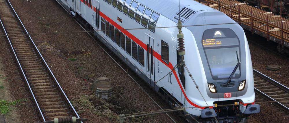 Ein Intercity überrollte eine 91 Jahre alte Frau in Bremen - sie überlebte leicht verletzt.