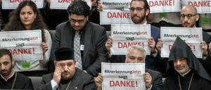 Mitglieder der Armenier-Initiative "Anerkennung Jetzt" danken nach der Abstimmung den deutschen Parlamentariern.