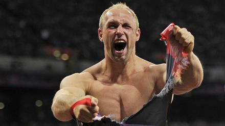 Diskus-Werfer Robert Harting aus Deutschland zerreißt sein Trikot nach dem Gewinn der Goldmedaille bei den Olympischen Spielen 2012.