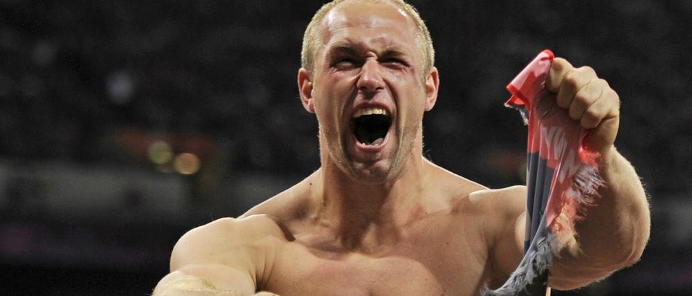 Diskus-Werfer Robert Harting aus Deutschland zerreißt sein Trikot nach dem Gewinn der Goldmedaille bei den Olympischen Spielen 2012.