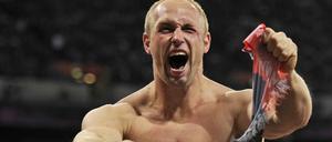 Diskus-Werfer Robert Harting aus Deutschland zerreißt sein Trikot nach dem Gewinn der Goldmedaille bei den Olympischen Spielen 2012.